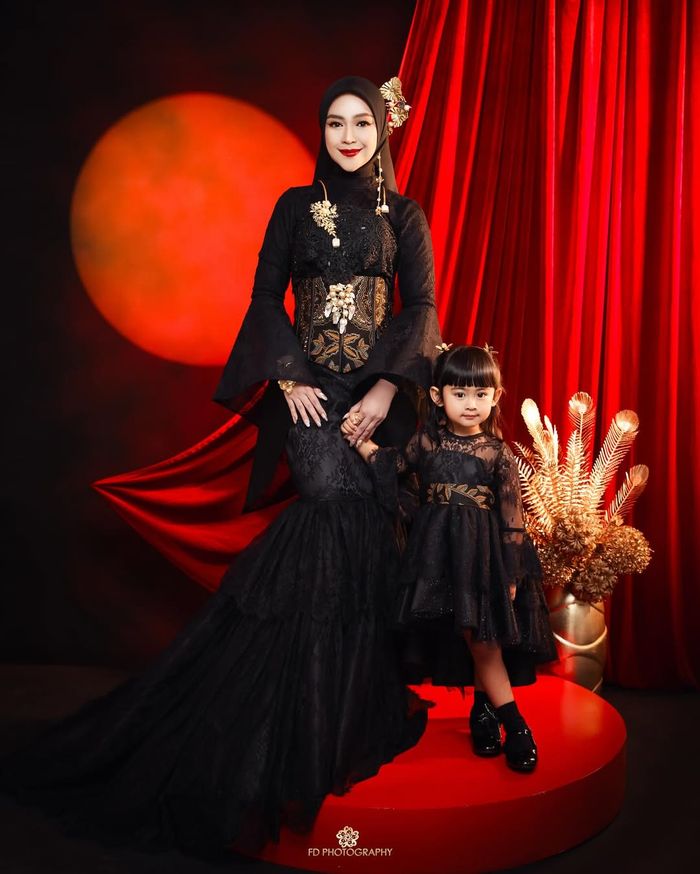 Pemotretan dengan tema warna hitam dan merah ala Ria Ricis dan Moana.