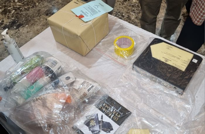 Barang bukti yang berkaitan dengan kematian Arya turut ditampilkan dalam konferensi pers di Polda Metro Jaya, Selasa (29/7/2025) 