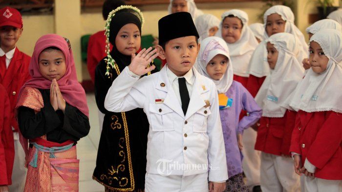 Inilah sepuluh ide kostum 17 Agustus yang unik dan kreatif, cocok dipakai untuk lomba di Hari Kemerdekaan.