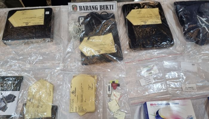Barang bukti kasus kematian Diplomat Arya Daru dalam konferensi pers di Polda Metro Jaya, Selasa (29/7/2025). 