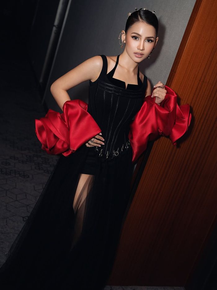 Penampilan Sandrinna Michelle di gala premiere film Rego Nyowo.