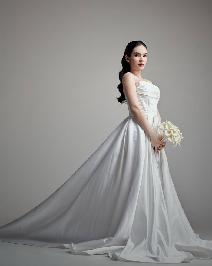 Steffi Zamora dalam balutan gaun pengantin.