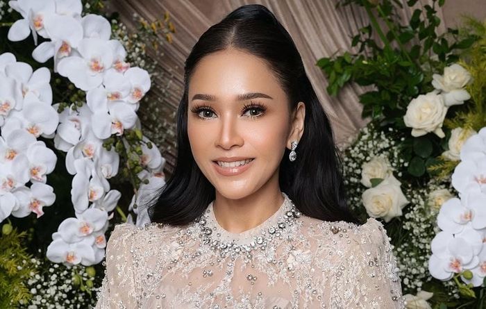 Detik-detik pesawat yang ditumpangi Maia Estianty alami guncangan.