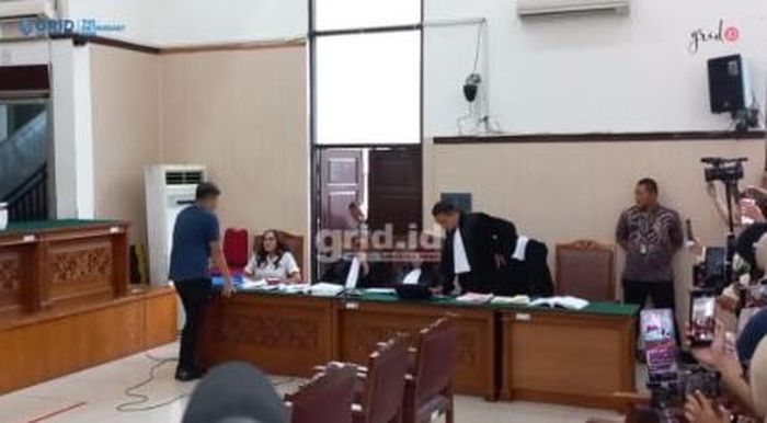  Nikita Mirzani menolak untuk beranjak dari ruang sidang.