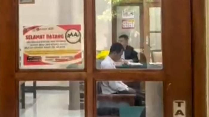 Kronologi suami jual istri untuk kencan bertiga di Mojokerto.