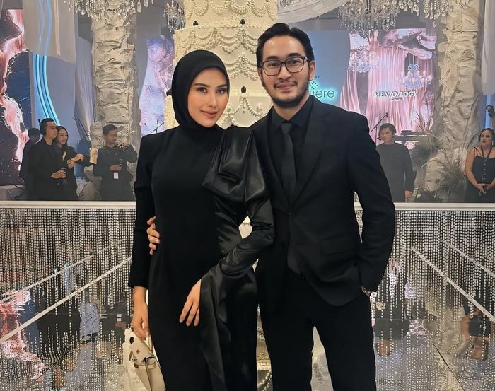 Syahnaz dan Ritchie Ismail di resepsi pernikahan Luna Maya dan Maxime Bouttier.