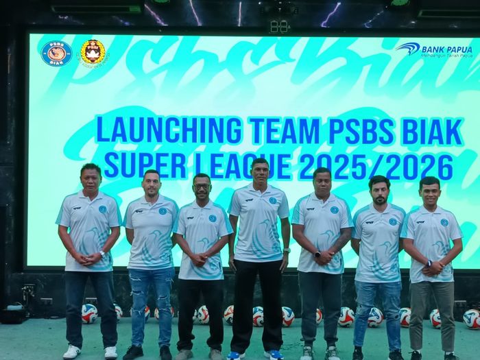 PSBS Biak secara resmi telah melakukan launching tim untuk musim 2025-2026 di Hotel Griya Persada, Sleman pada Kamis (31/7/2025). Berikut adalah jajaran kepelatihan Badai Pasifik yang dikepalai oleh Divaldo Alves (kelima dari kiri).