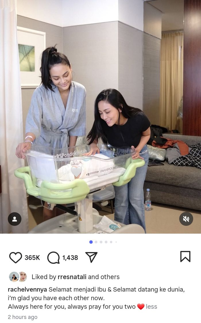 Rachel Vennya jenguk Erika Carlina yang baru saja melahirkan.