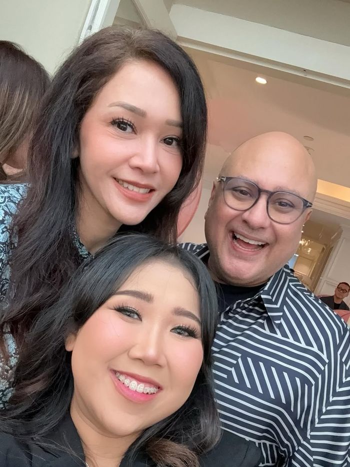 Kiky Saputri bersama Maia Estianty dan Irwan Mussry di pesta ultah Syahrini.
