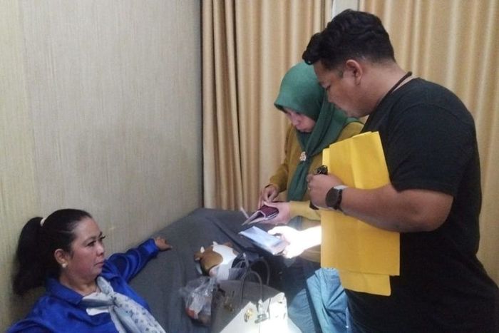 Kronologi emak-emak sosialita curi kalung berlian Rp 50 juta di mall kawasan Kelapa Gading.