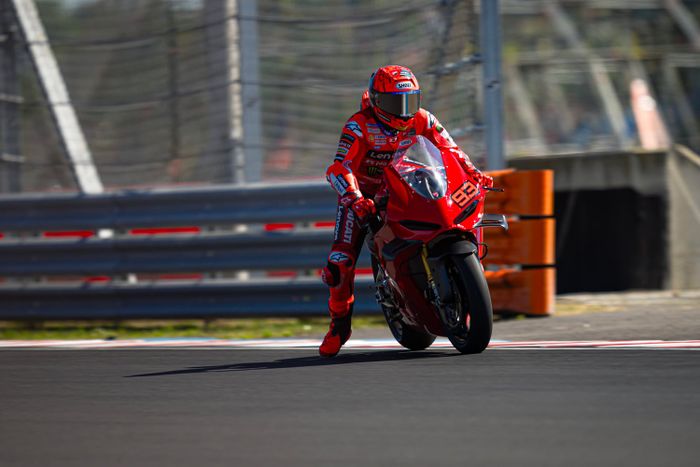 Pembalap Ducati Lenovo, Marc Marquez, saat berlatih di Sirkuit Balaton Park, Balatonfokajar, Hongaria, 5 Agustus 2025.