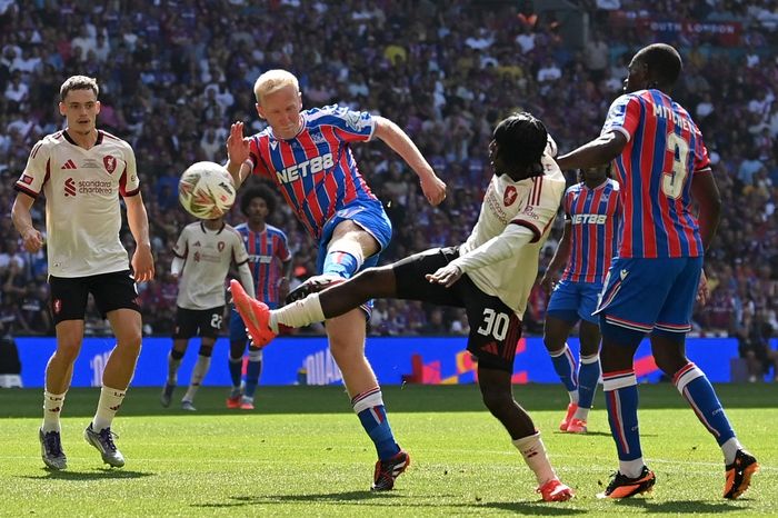 Jeremie Frimpong (dua dari kanan) beraksi dalam laga Liverpool vs Crystal Palace pada ajang Community Shield di Wembley, London (10/8/2025).