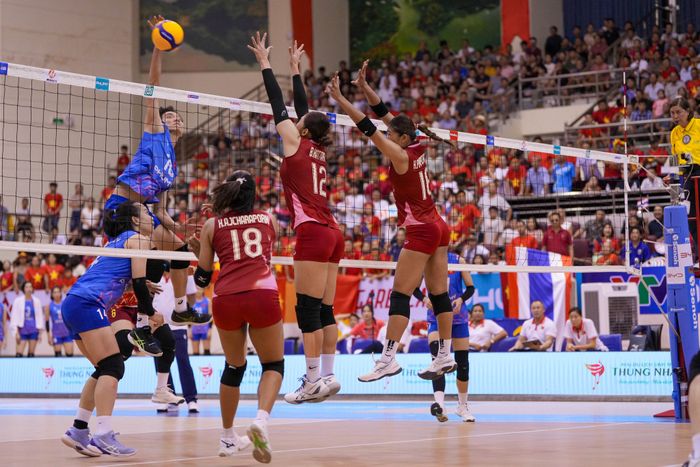 Opposite Vietnam, Nguyen Thi Bich Tuyen, melepaskan spike saat menghadapi Thailand pada final leg kedua SEA V League 2025, Minggu, 10 Agustus 2025