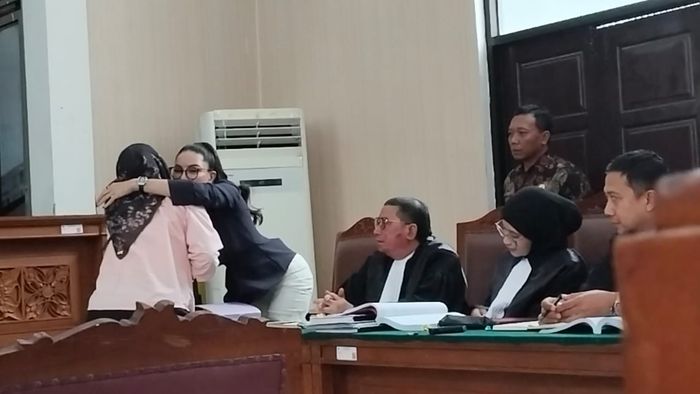 Nikita Mirzani peluk pengasuh anak di Pengadilan Negeri Jakarta Selatan, Kamis (14/8/2025). 