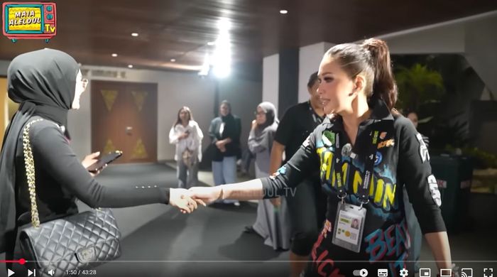 Sikap musisi Maia Estianty saat ketemu Mulan Jameela baru-baru ini mendadak jadi sorotan, istri Irwan Mussry tak marah usai diserang Ahmad Dhani!