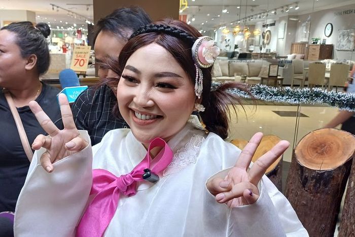 Kronologi Mpok Alpa idap kanker payudara, sang presenter disebut alami perubahan fisik ini saat hamil.