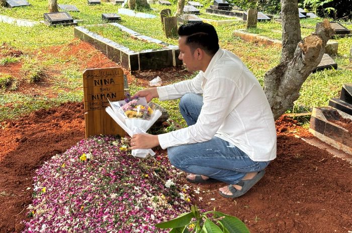 Kerabat bertakziah ke makam Mpok Alpa di Pemakaman Wakaf Kujarab, Ciganjur, Jakarta Selatan, Sabtu (16/8/2025). 