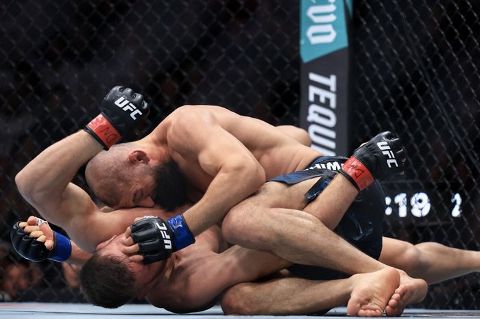 Khamzat Chimaev yang bisa memdominasi lawannya di UFC 319, Dricus du Plessis akhirnya hanya mengamankan kemenangan perhitungan angka.