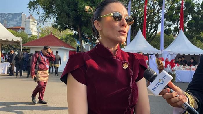 Intip penampilan nyentrik Wulan Guritno dan Nicholas Saputra di upacara HUT ke-80 RI, keduanya sukses bikin pangling.