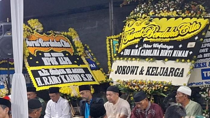 Potret papan bunga dari Jokowi dan Rano Karno dalam acar pengajian atas wafatnya Mpok Alpa.