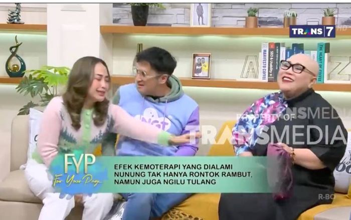 Mpok Alpa menangisi saat Nunung membuka wignya yang menutupi kepala botaknya akibat kemoterapi.