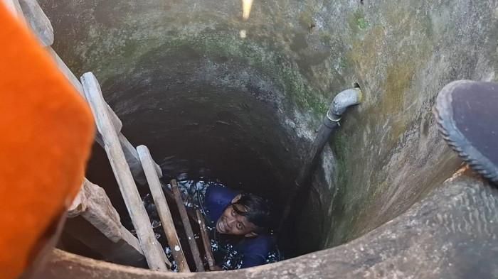 Kronologi pria di Jombang terjun dari sumur hingga gigit tubuh sendiri. 