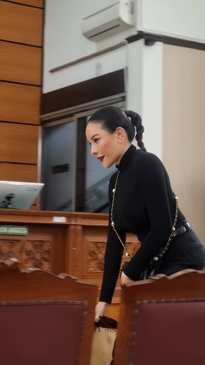 Penampilan Nikita saat dipanggil memasuki ruang sidang langsung mencuri perhatian.