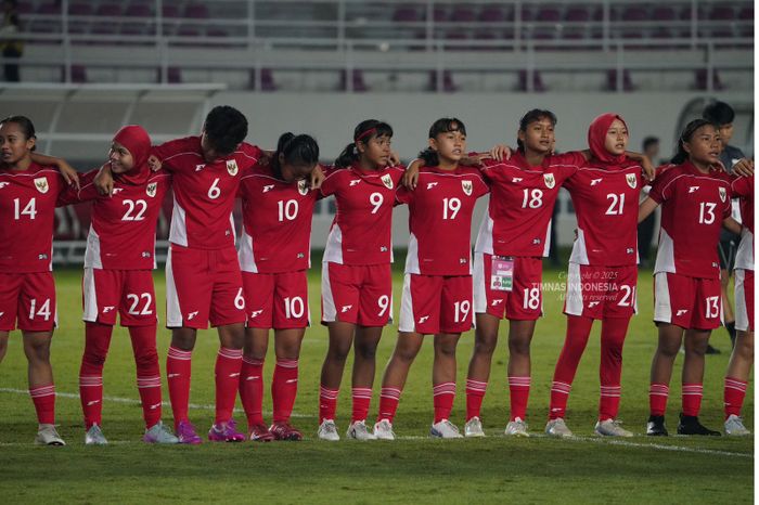 Skuad timnas putri U-16 Indonesia saat lawan Timor Leste di Stadion Manahan, Solo pada Rabu (20/8/2025).