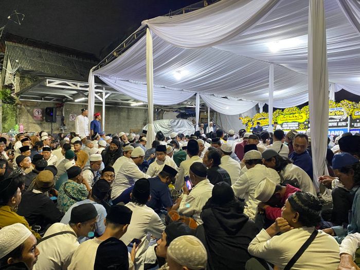 Acara tahlil 7 harian mpok Alpa berlangsung semalam, Kamis (21/8/2025). Rumah duka mpok Alpa dihadiri ribuan orang yang ingin panjatkan doa.