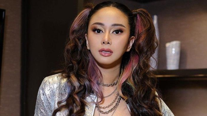 Simak profil Denise Chariesta, selebgram yang tuai pro kontra usai sebut gaya asuhnya sebagai 'parenting orang kaya'. 