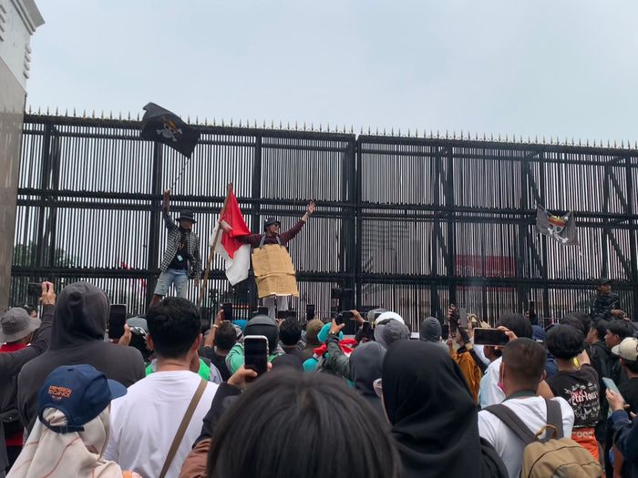 Sejumlah demonstran melakukan aksi demo di depan gedung DPR dan MPR RI hari ini, Senin (25/8/2025).