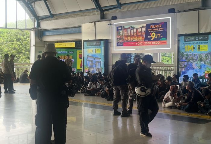 Pengguna KRL diduga rombongan demo, ditahan di Stasiun Palmerah, Rabu (28/8/2025)