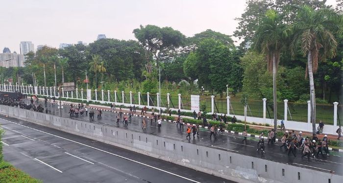 Para pendemo mulai meninggalkan Gedung DPR, keramaian beralih ke area sekitarnya, Kamis (28/8/2025).