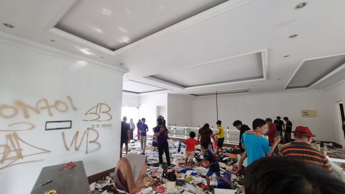 Warga berdatangan ke dalam rumah Uya Kuya di Duren Sawit, Jakarta Timur, Minggu (31/8/2025).