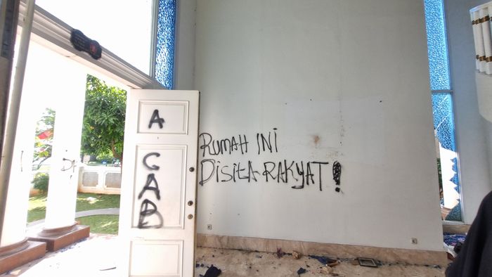 Coretan di dalam rumah Uya Kuya di Duren Sawit, Jakarta Timur, Minggu (31/8/2025).