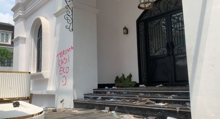 Kondisi rumah Eko Patrio yang ada di kawasan Kuningan, Jakarta Selatan, usai digeruduk dan dijarah massa pada Sabtu (30/8/2025) malam.