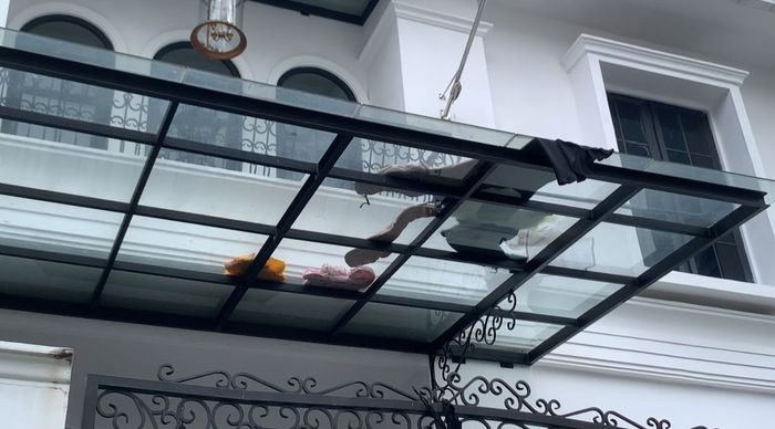 Kondisi rumah Eko Patrio yang ada di kawasan Kuningan, Jakarta Selatan, usai digeruduk dan dijarah massa pada Sabtu (30/8/2025) malam.