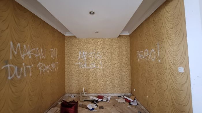 Kondisi dalam rumah Uya Kuya setelah dijarah, di Duren Sawit, Jakarta Timur, Minggu (31/8/2025).