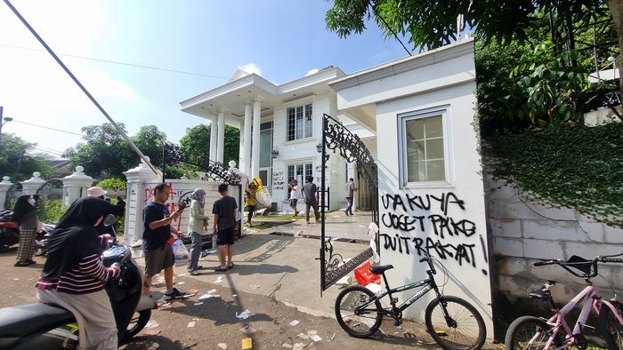 Rumah Uya Kuya di Duren Sawit, Jakarta Timur, Minggu (31/8/2025). Situasi usai rumah Uya Kuya dijarah massa.