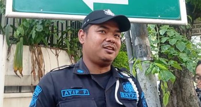 Ayip Fadiah, petugas keamanan di kediaman Eko Patrio saat ditemui di kawasan Kuningan, Jakarta Selatan, Senin (1/9/2025).