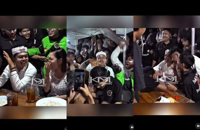 Dedi Mulyadi traktir para pendemo makan di pinggir jalan, aksi sang Gubernur Jawa Barat untuk meredam kerusuhan banjir pujian. 