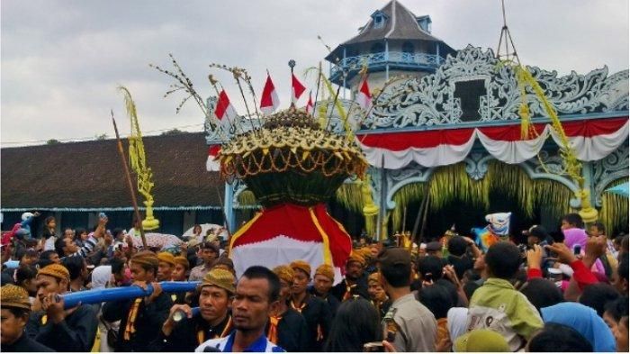 Simak 7 tradisi unik Maulid Nabi di berbagai daerah Indonesia, dari sekaten hingga tradisi nyiram gong!