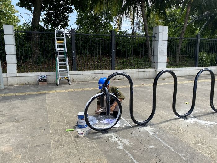 Petugas tengah memperbaiki dan membersihkan stasiun MRT Istora Mandiri, Selasa (2/9/2025).