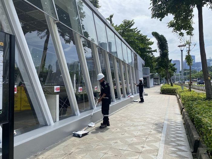 Stasiun MRT Istora Mandiri tengah dibersihkan oleh petugas, Selasa (2/9/2025).