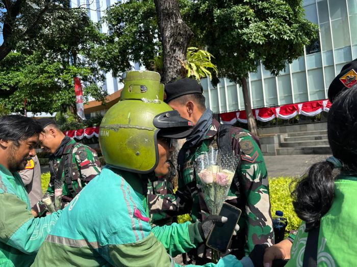Momen aksi damai ojol di kawasan Monas, Jakarta Pusat, Selasa (2/9/2025).