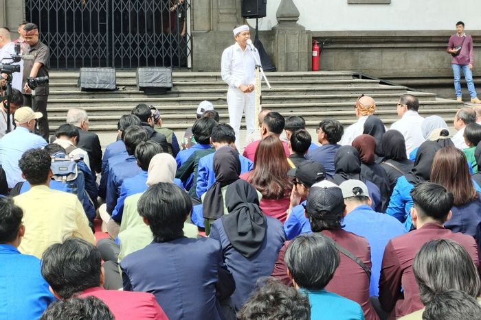 Dedi Mulyadi minta Kapolda Jabar bebaskan mahasiswa yang ditangkap saat demo, ngaku banyak dapat aduan dari orang tua mahasiswa. 