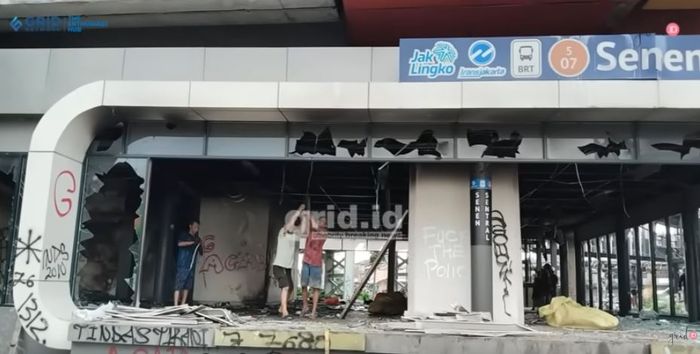 Halte Senen Sentral hangus dibakar oknum pendemo dalam kerusuhan 29 Agustun 2025.