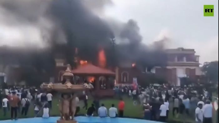 Rumah istri mantan PM Nepal di area Dallu, Kathmandu dibakar habis oleh massa
