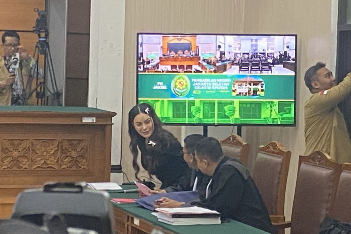 Gaya nyentrik Nikita Mirzani di sidang kasus pemerasan Reza Gladys mendadak jadi sorotan, pede tampil bak ABG!