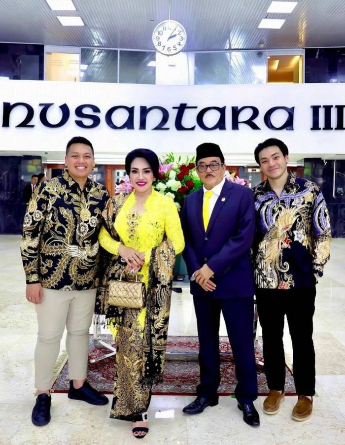 Rob Clinton Kardinal bersama ayahnya, politisi senior Partai Golkar, Robert Joppy Kardinal.